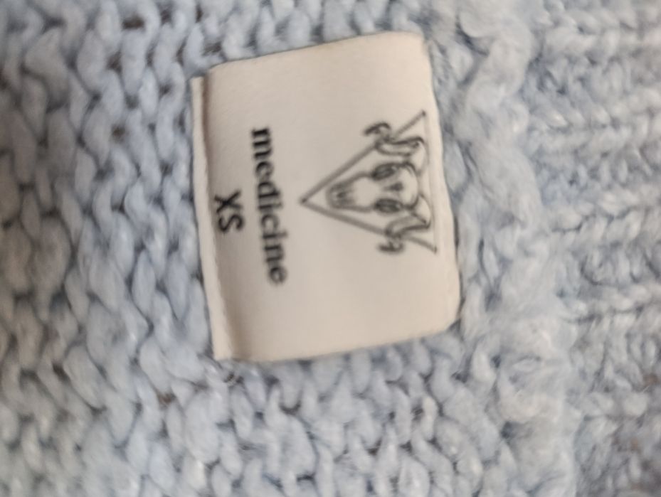 Piękny baby blue sweterek z domieszką wełny i moheru