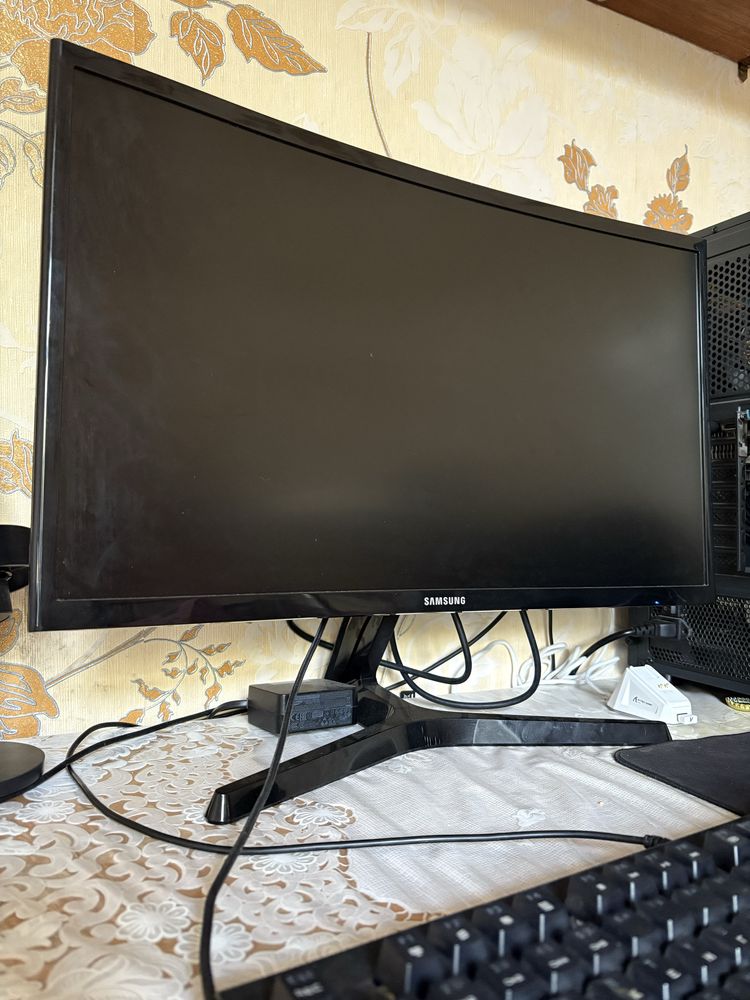 изогнутый монитор Samsung 24” (C24F396FH) в отличном состоянии