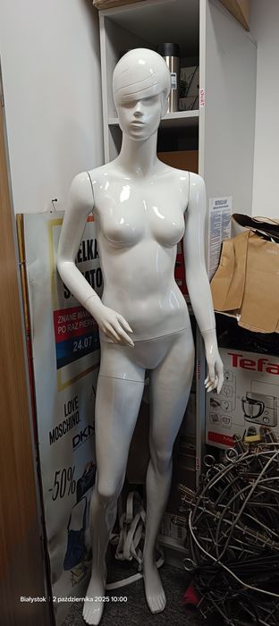 Manekin damski biały całą postać