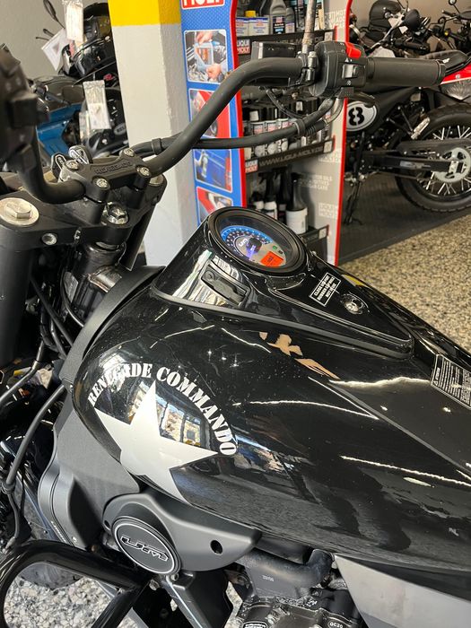 UM Renegade Commando 125 cc Uma cruiser Americana de estilo