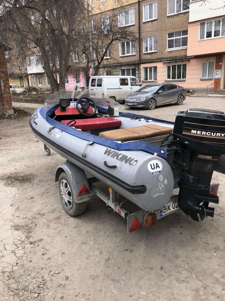 Лотка з мотором та прицепом