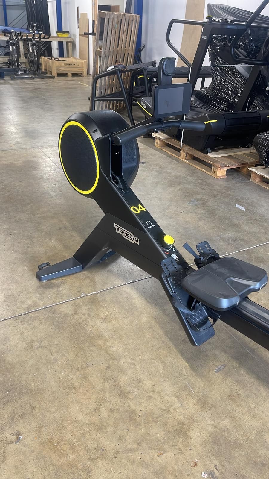 Гребний тренажер Technogym SKILLROW
