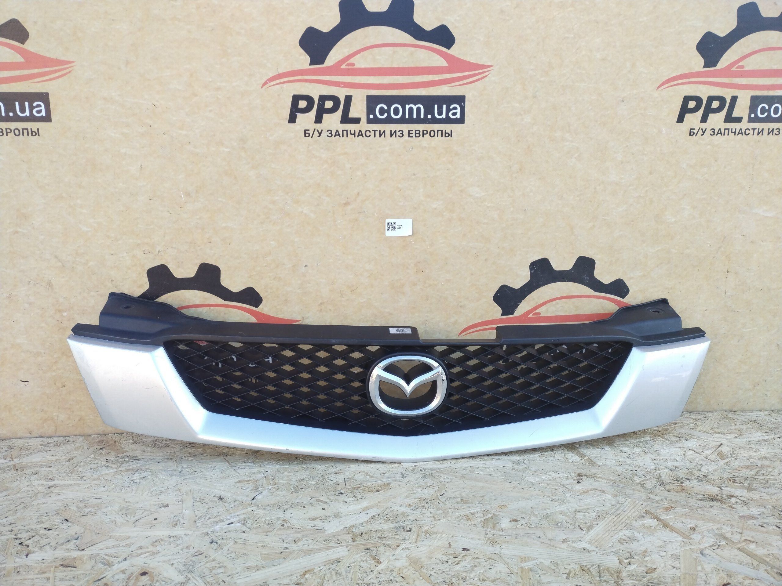 Mazda Demio / 121  2000-2002 рестайлинг Решетка радиатора D34250712
