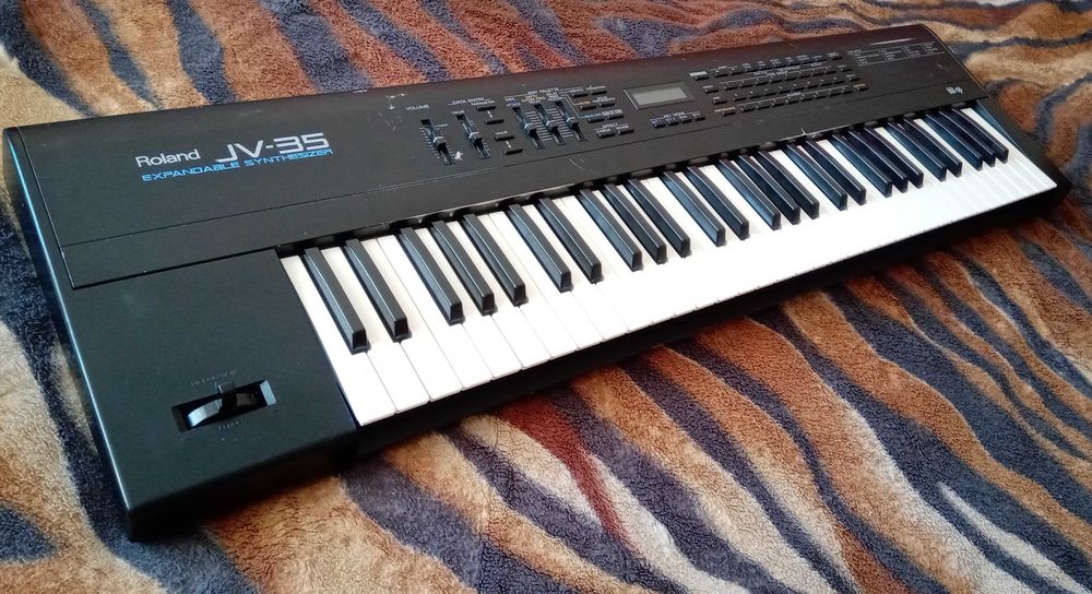 Професійний синтезатор "Roland JV-35" з платою розширення "VE-JV1"