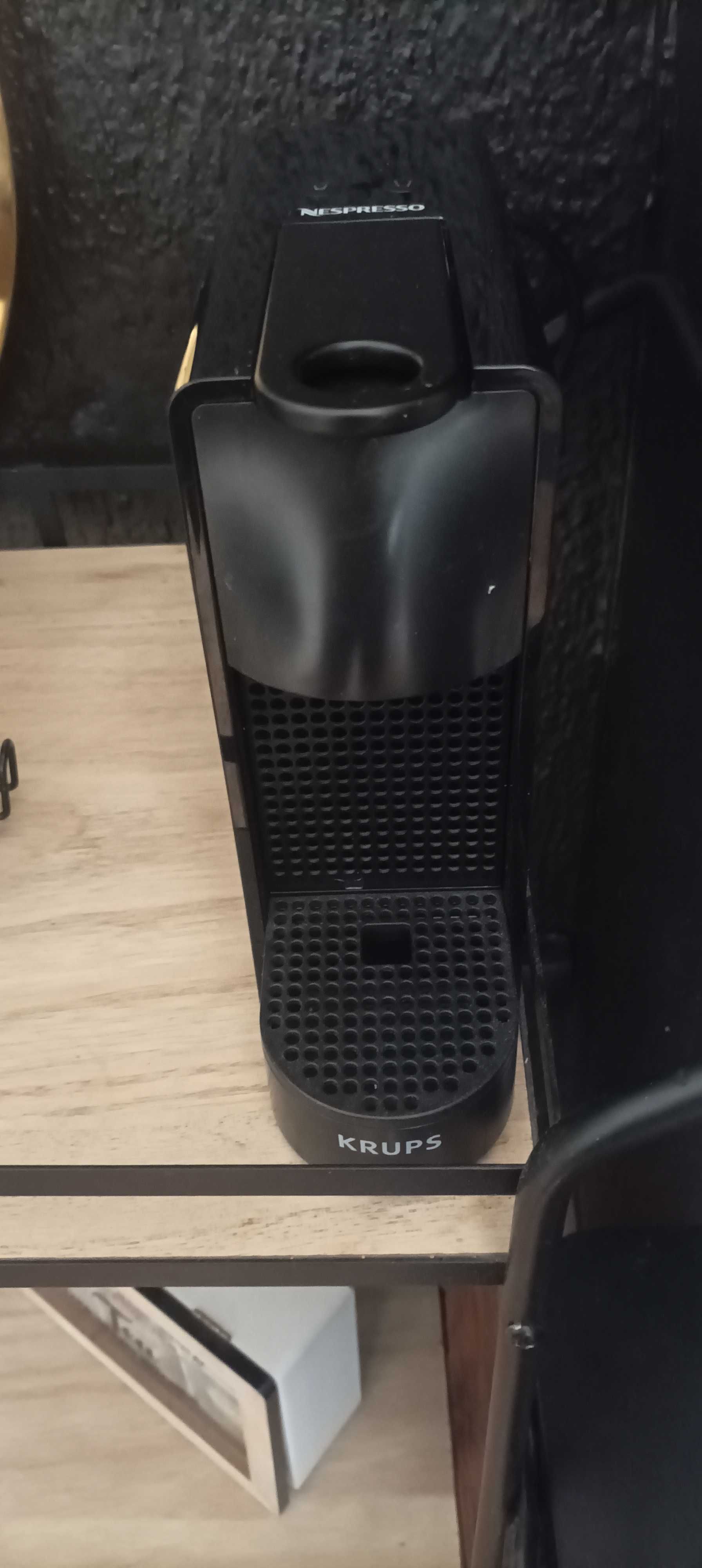 Máquina de Café KRUPS Nespresso Essenza Mini XN1108P2 Preto