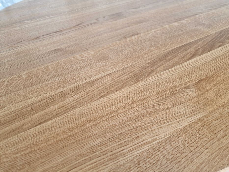 Piękny stół dębowy z litego drewna.