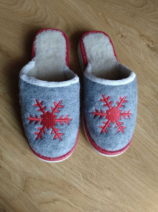Nowe ciepłe kapcie Śnieżynka, rozm. 36, Szary.