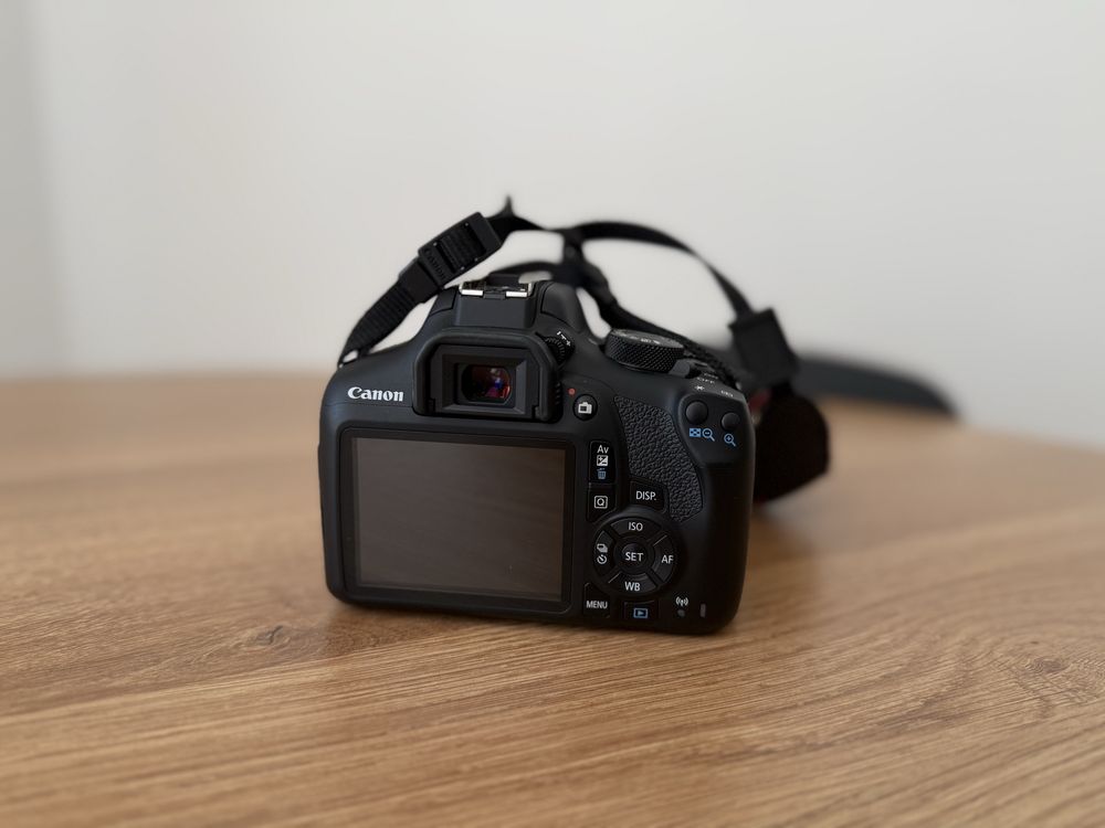 Lustrzanka Canon EOS 1300D z dwoma obiektywami w zestawie