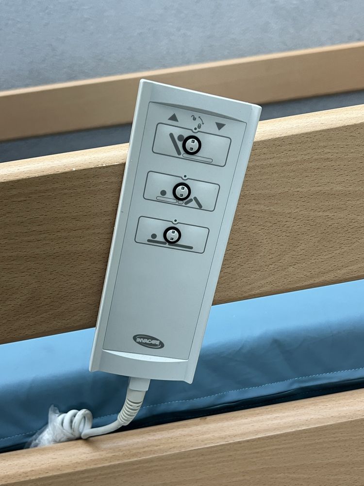 Cama articulada elétrica INVACARE, com colchão e comando