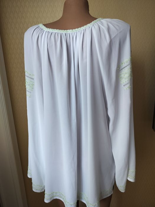 Жіноча шифонова вишиванка з салатовим бісером та поясом