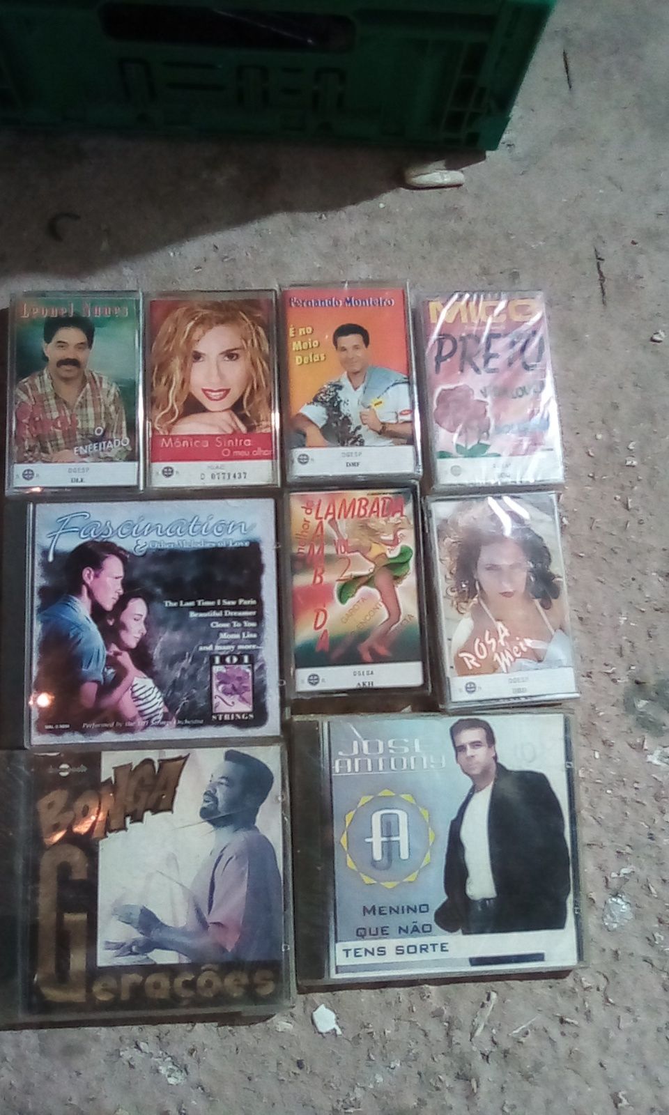 Mais de 100 CDs e cassetes originais antigos