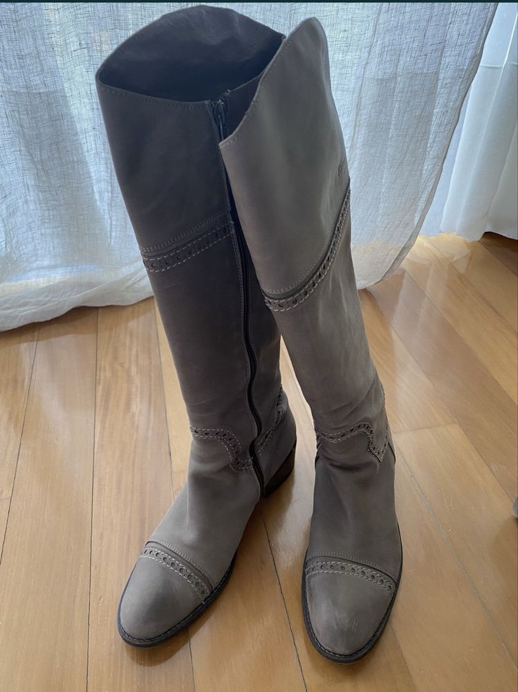 Vendo botas de cano alto em pele -River Woods -39