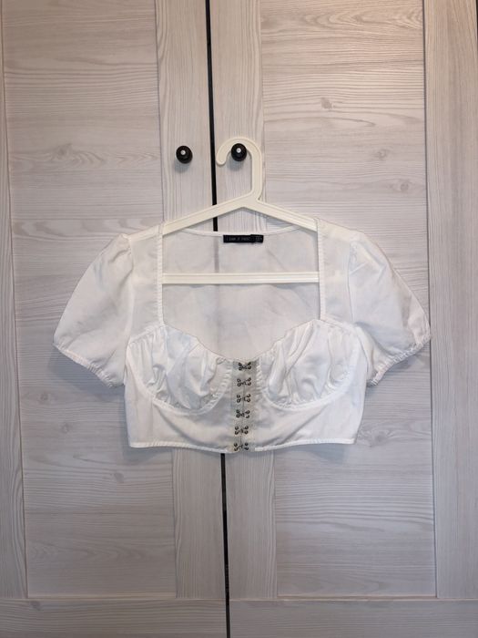 Biały crop top gorset