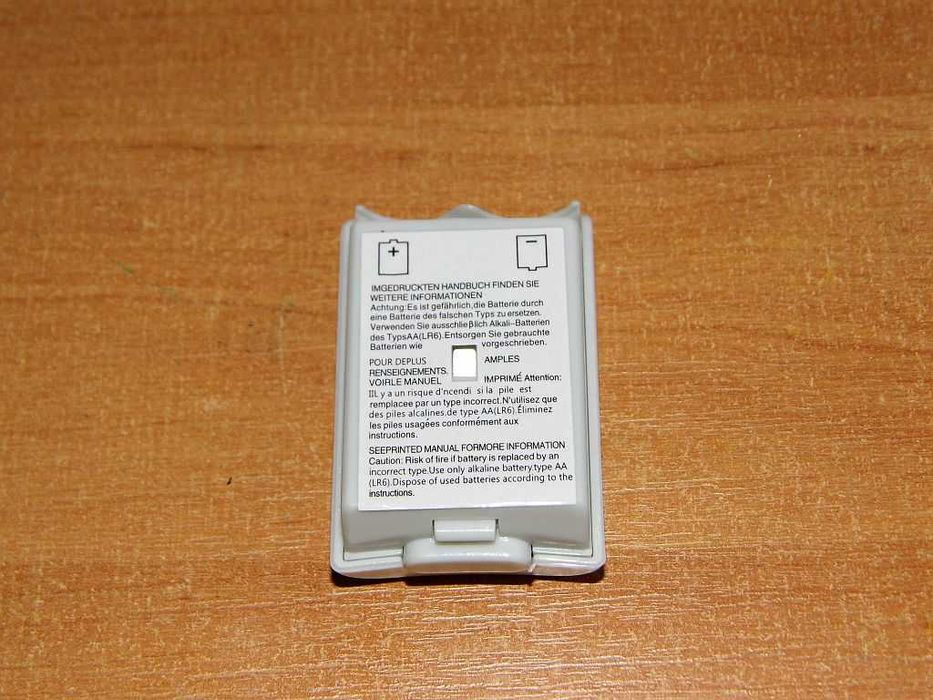 Klapka/Koszyczek na baterie do pada XBox 360 Czarny i biały