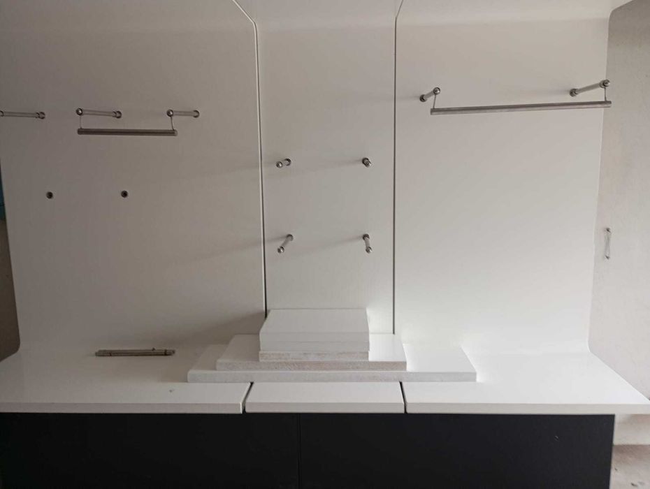 Expositores em madeira lacada 4cm