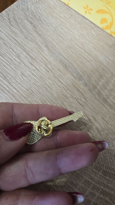 Przypinka gitara żółta.