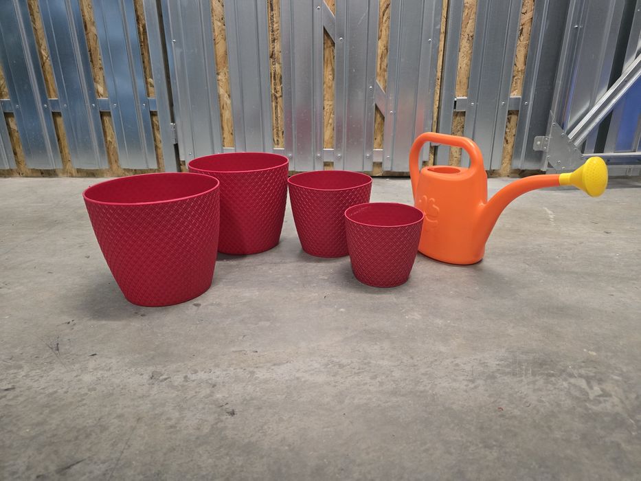 Zestaw doniczki i konewka 1,8l czerwone osłonki na kwiaty