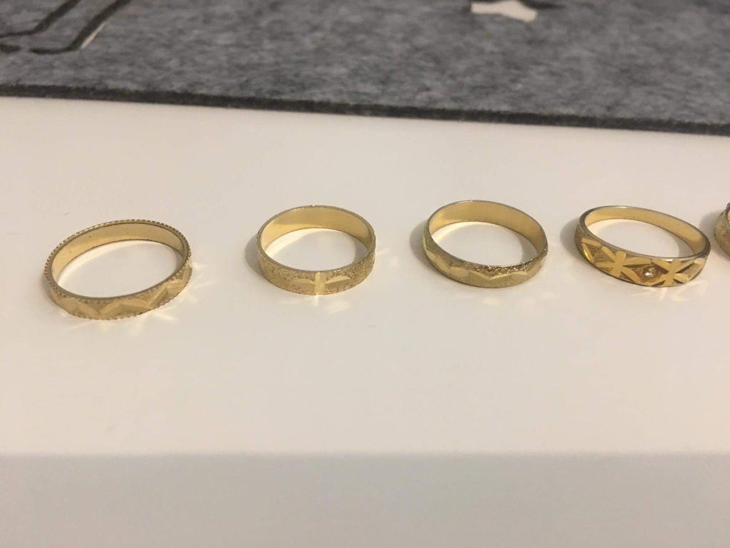 Złote metalowe pierścionki