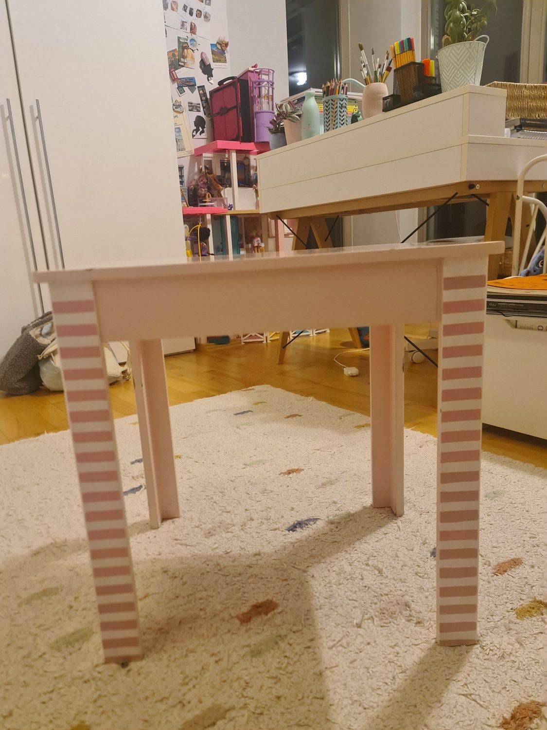 Ładny stolik dobrej marki + 2 krzesla z Ikea