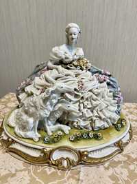 Статуэтка Capodimonte Porcellane Principe дама с цветами и собаками