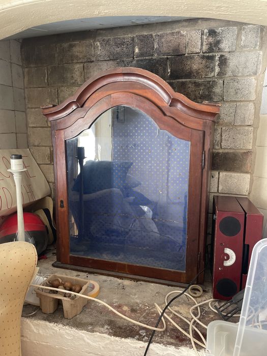 Oratoria antiga com boa madeira e forrada ( 95x25 cm)