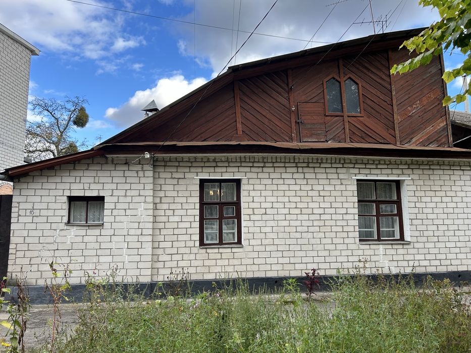 Центр, фасадна частина будинку по вулиці Юрка Тютюнника (Войкова)