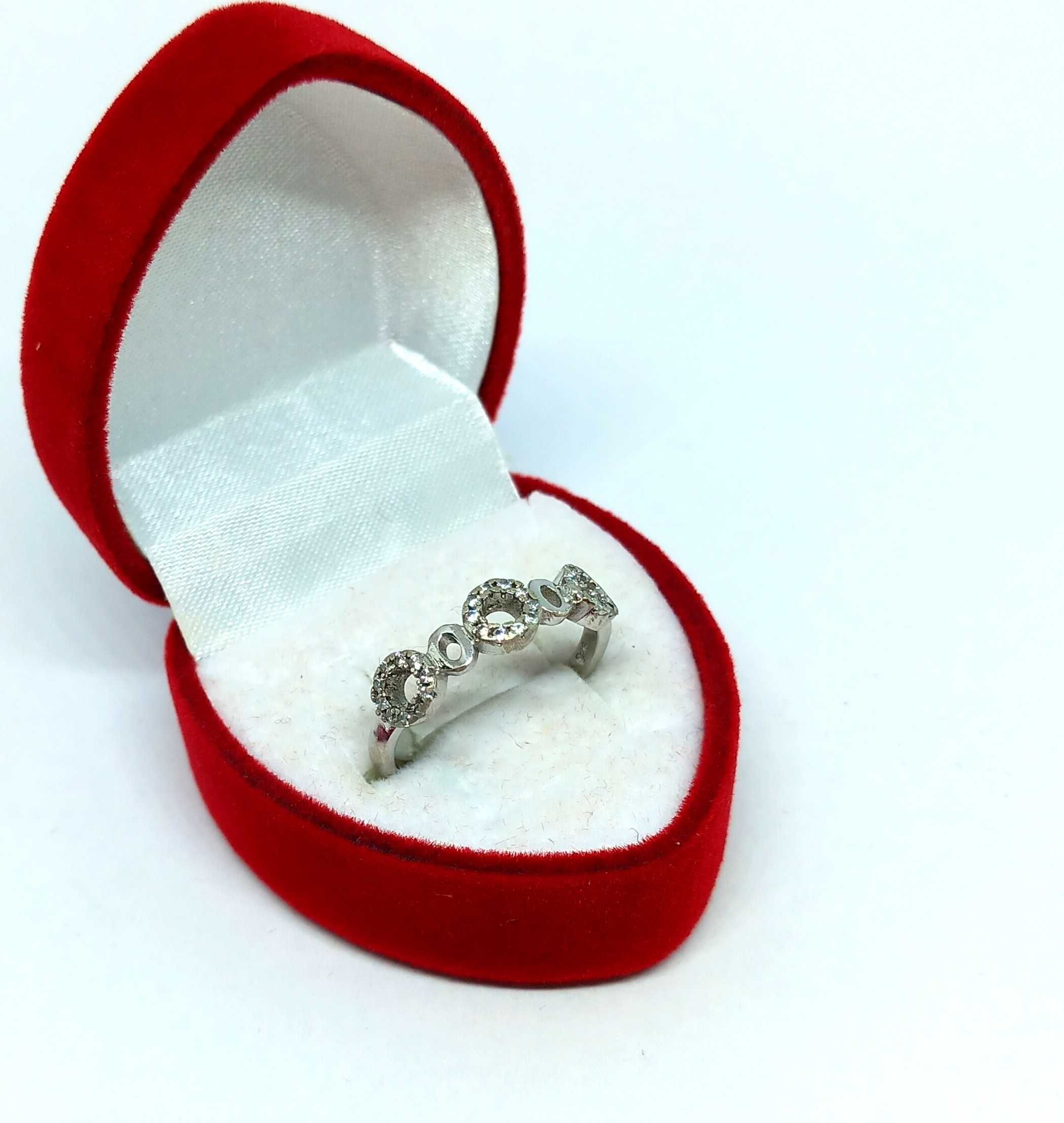 Srebrny pierścionek z cyrkoniami Pr.925 W:1,60gr R.11 ,