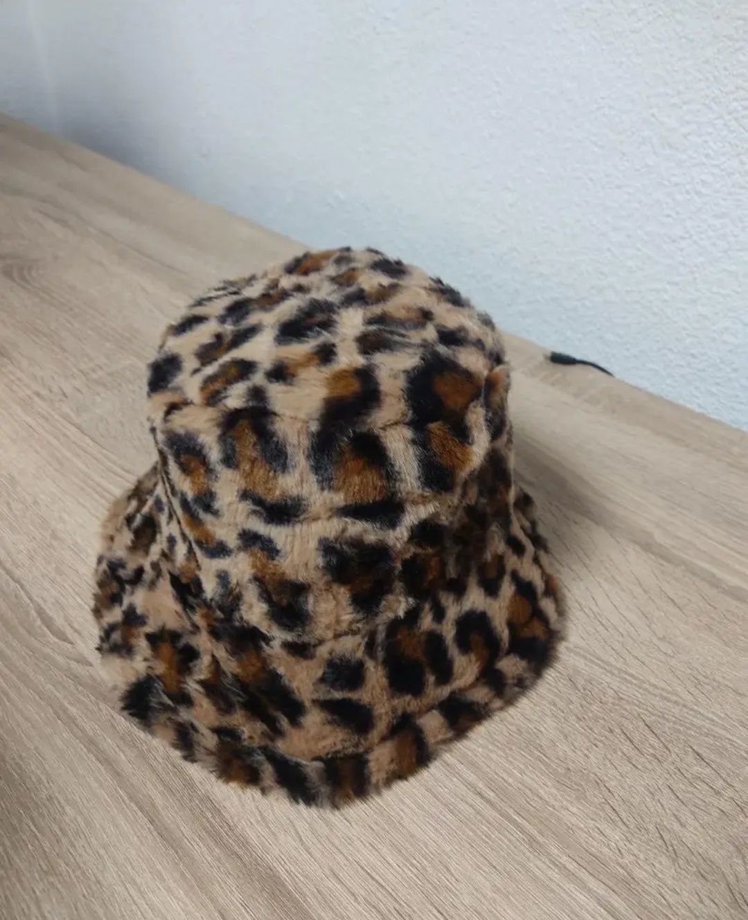 Puchaty kapelusz w panterkę stylowy buckhat nowy