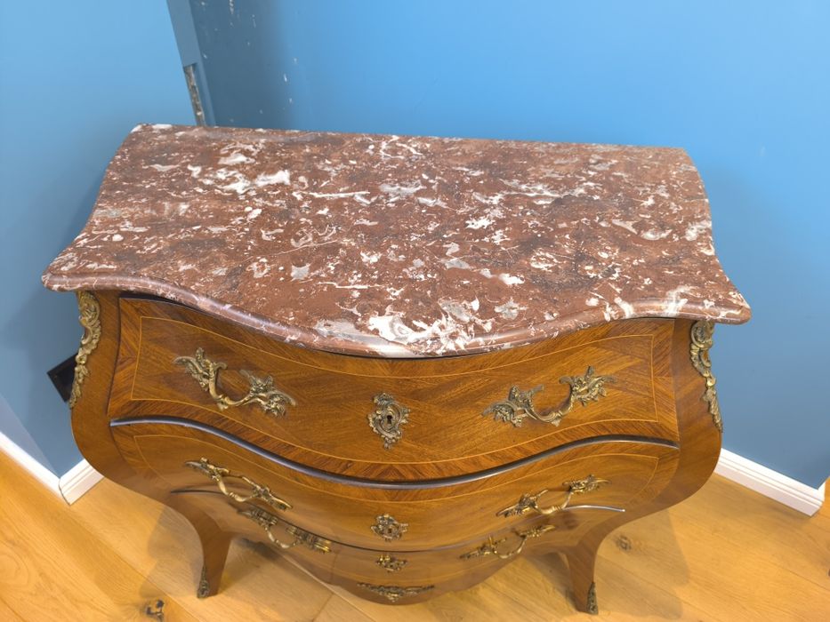 Piękna funkcjonalna intarsjowana komoda z marmurowy blatem