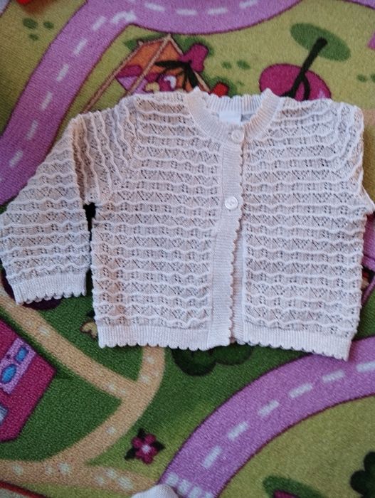 Sweterek biały przeplatany złotą nitką