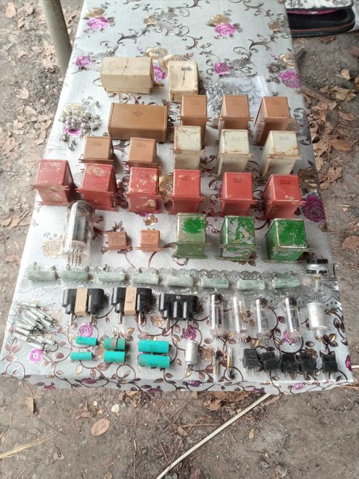 Конденсатори, резістори, транзістори, запобіжники совдепія