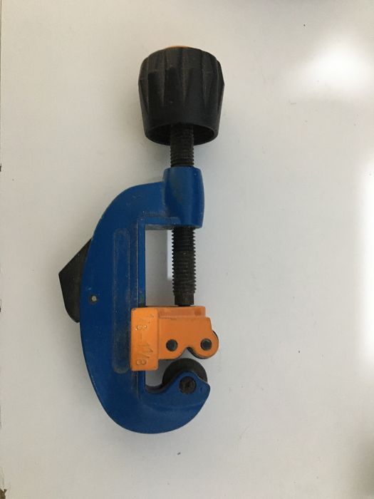 Corta-tubos com lamina nova