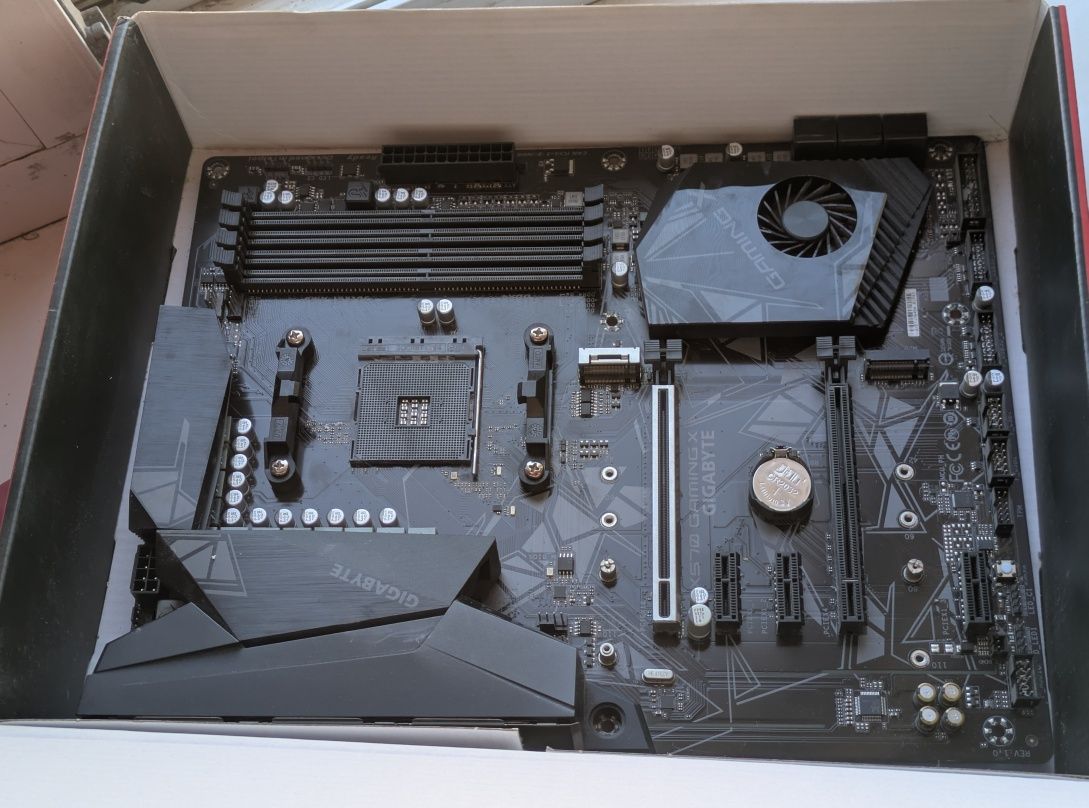 Материнська плата Gigabyte X570 Gaming X