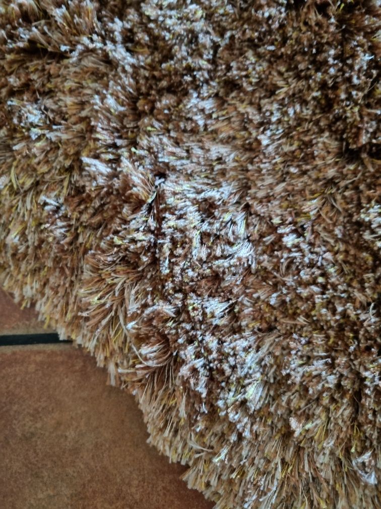 Tapete dourado e castanho