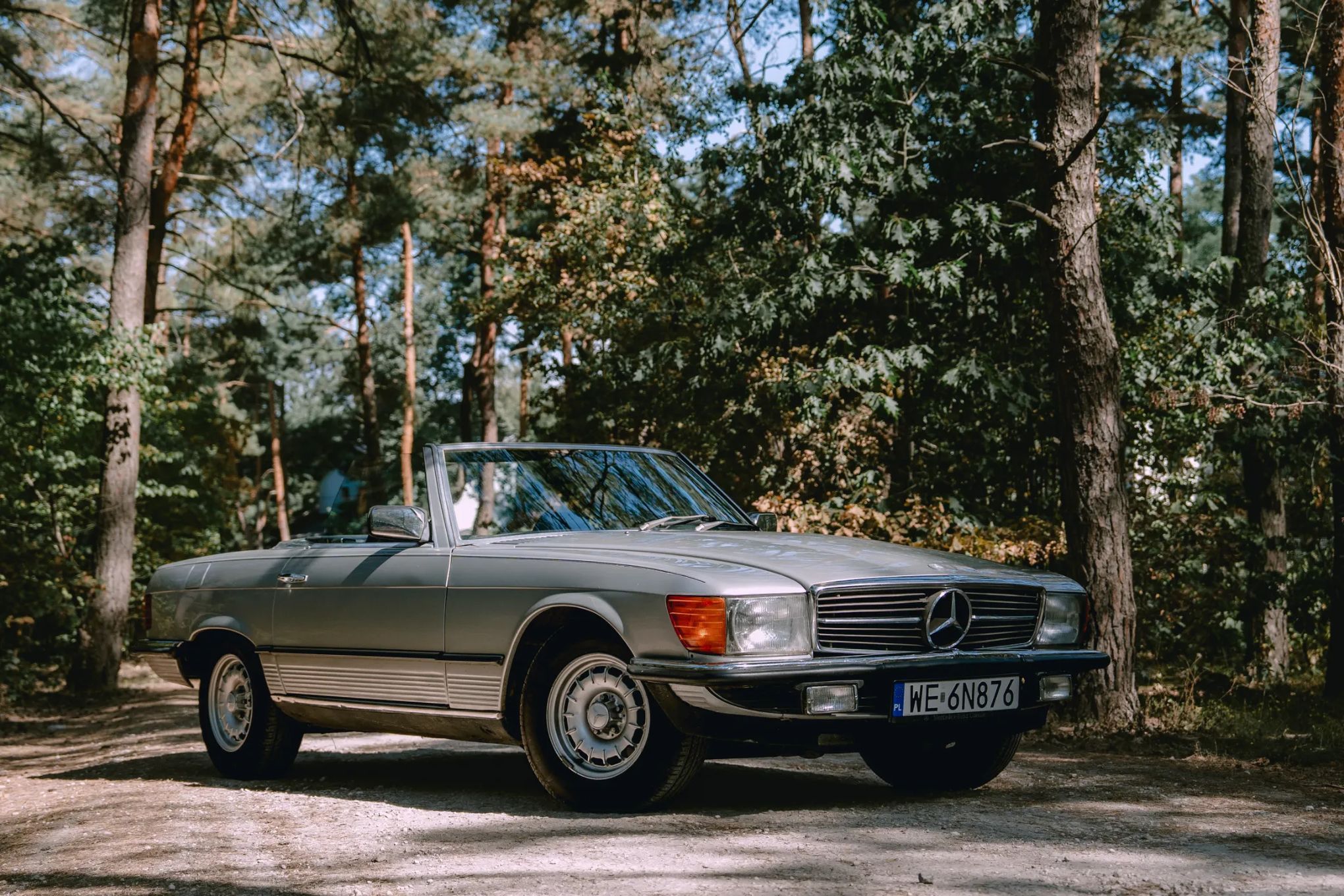 Mercedes-Benz SL Mercedes R107 gotowy na przejażdżki pod gołym niebem
