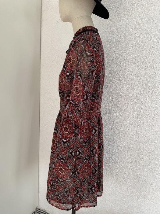 Elegancka sukienka w geometryczne wzory z krótkim rękawem BOOHOO 44