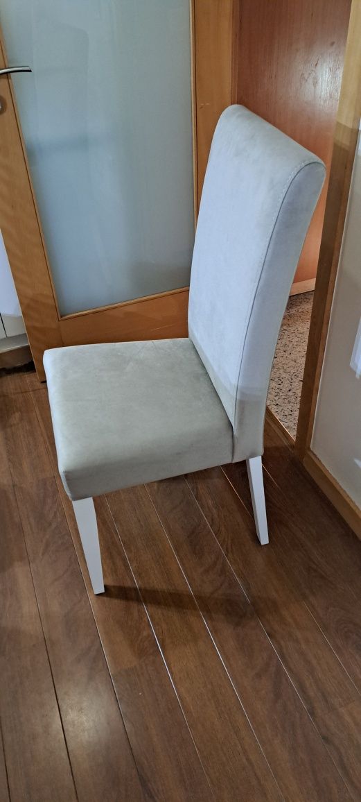 Cadeira Estofada com Pés Lacados