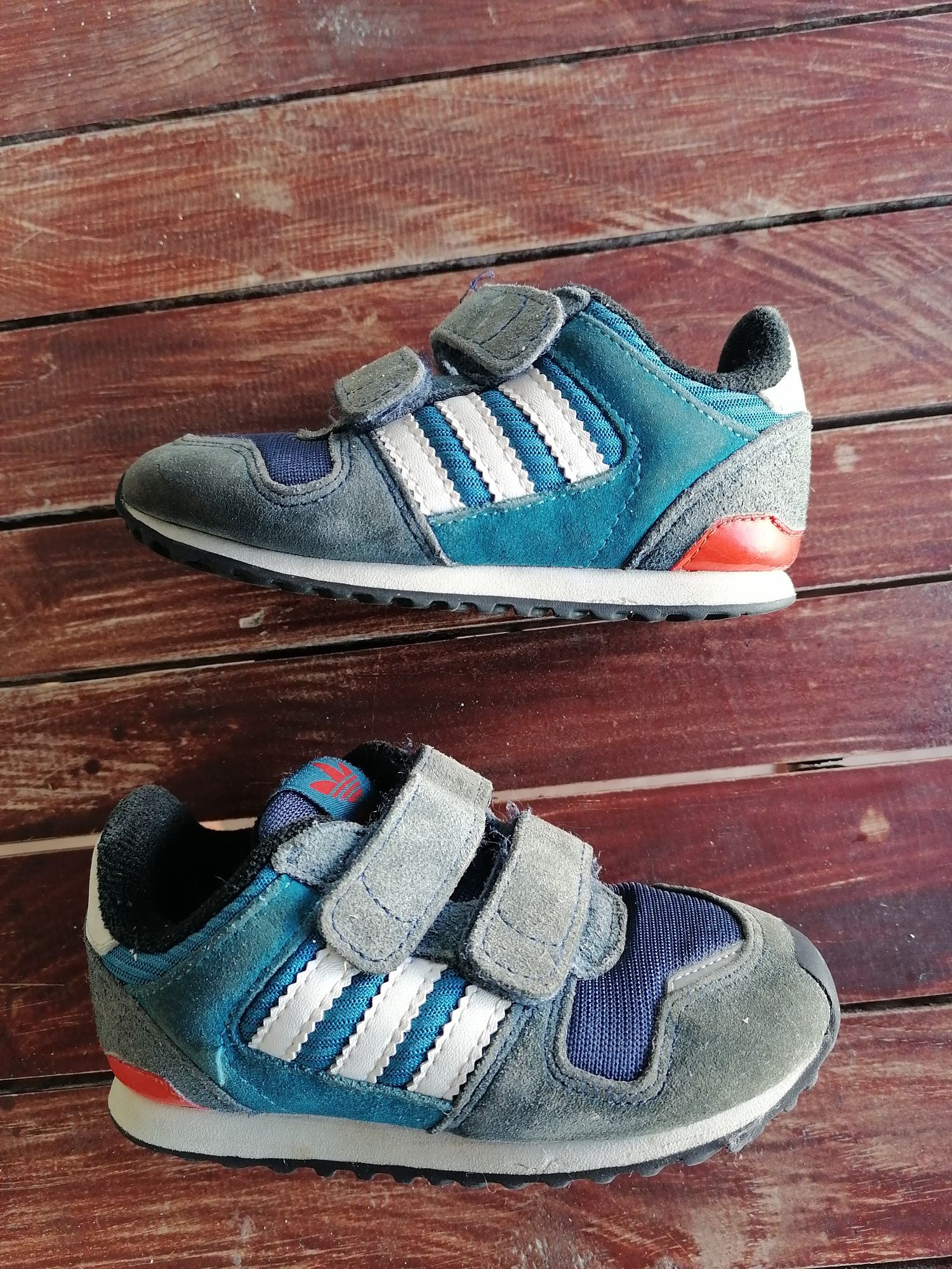 Sapatilha de criança adidas T22