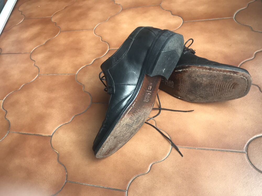 Pele verdadeira. Sapatos homem pretos 41 usados uma vez.