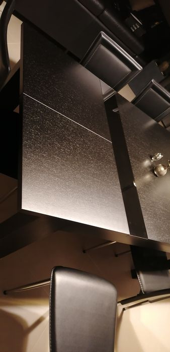 Mesa e cadeiras pretas