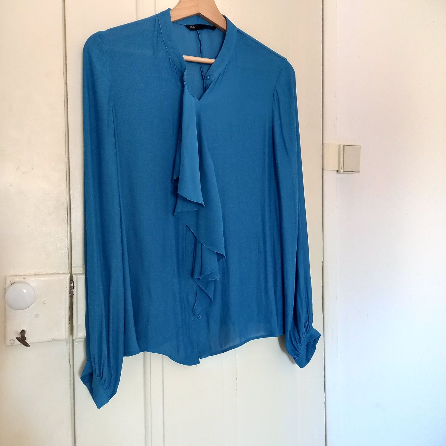 Blusa ou camisa azul com folho