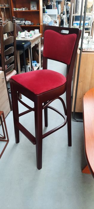 Masywne drewniane krzesła barowe-hokery