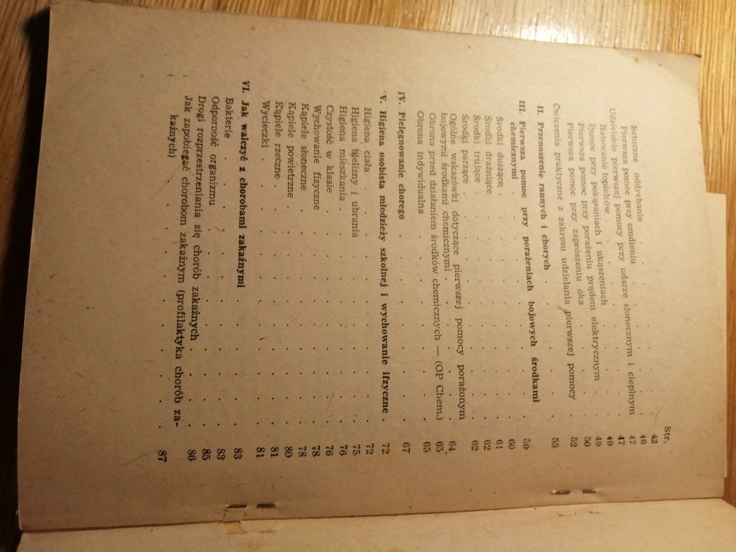 Podręcznik wyszkolenia sanitarnego PCK 1952