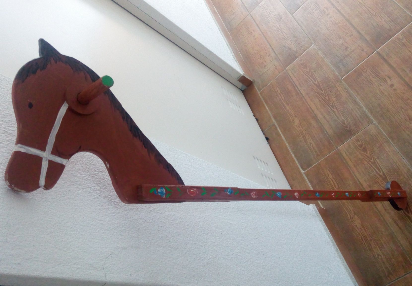 Cavalo madeira pintado á mão