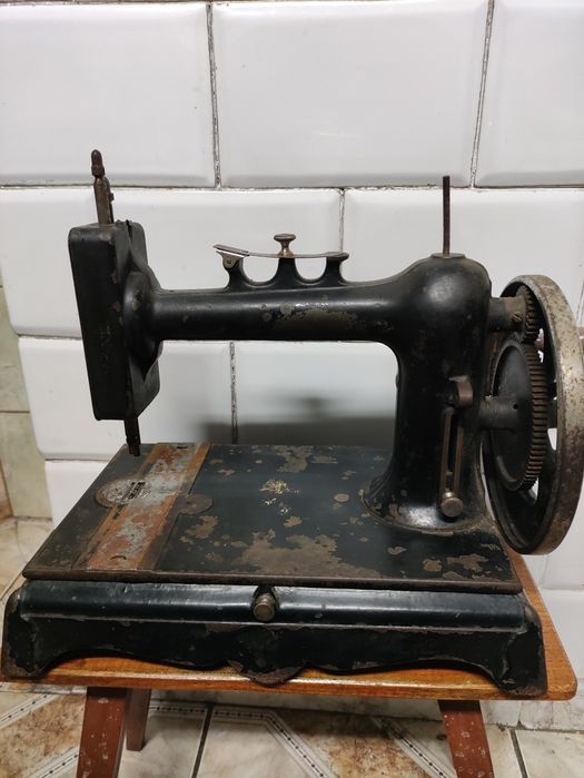 Antyczna maszyna do szycia na korbkę