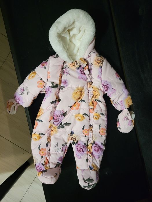 Зимовий комбінезон дуже гарний і теплий 0-3м