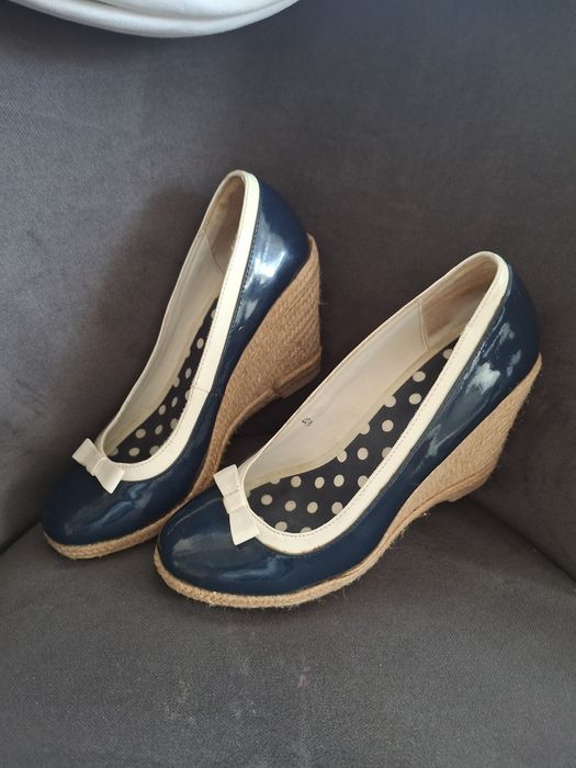 Retro buty na koturnie z kokardą w grochy