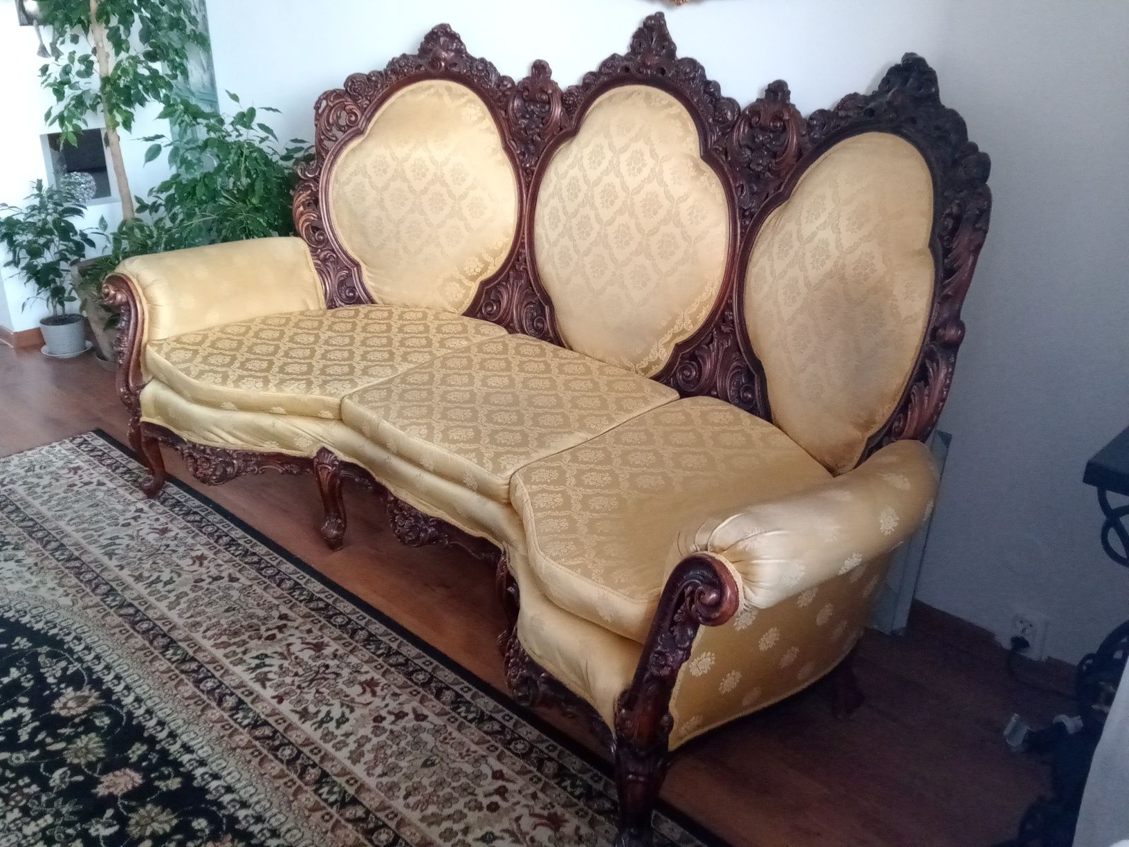 Pałacowa sofa ludwikowska