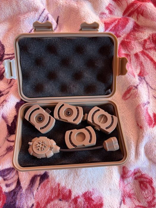 Latarka taktuczna do kasku