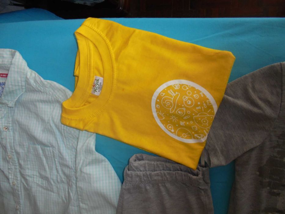 lote de roupa de menino a camisola amarela